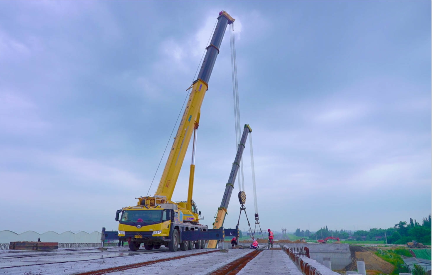 空中對(duì)飛接力！徐工三款百噸級(jí)聯(lián)袂抬吊！