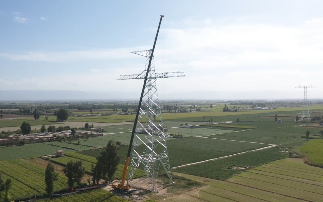 XCA200G8-1助力“哈重線”鐵塔吊裝！