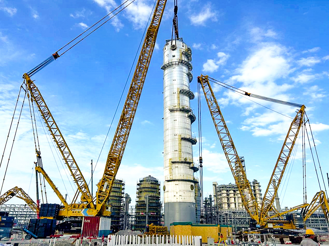 雙機(jī)聯(lián)動(dòng)！徐工履帶起重機(jī)助力全國丙烯腈行業(yè)“最大最重單體設(shè)備”成功就位