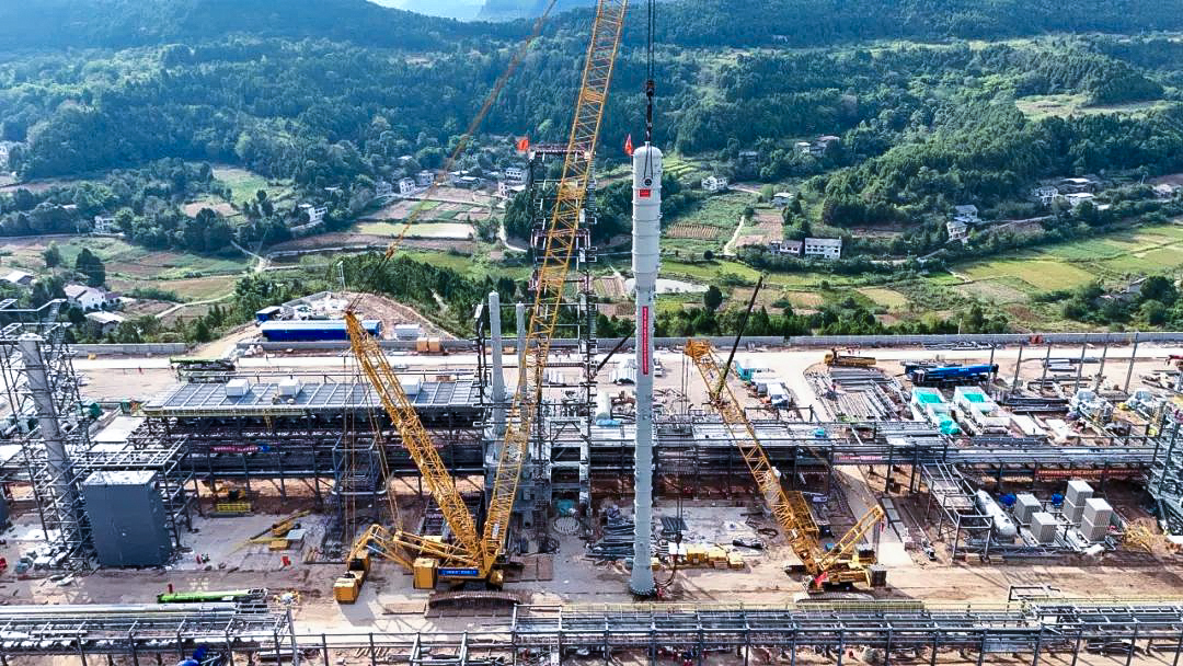 一次性成功！徐工履帶兄弟助力大型油氣田最長整體塔類吊裝