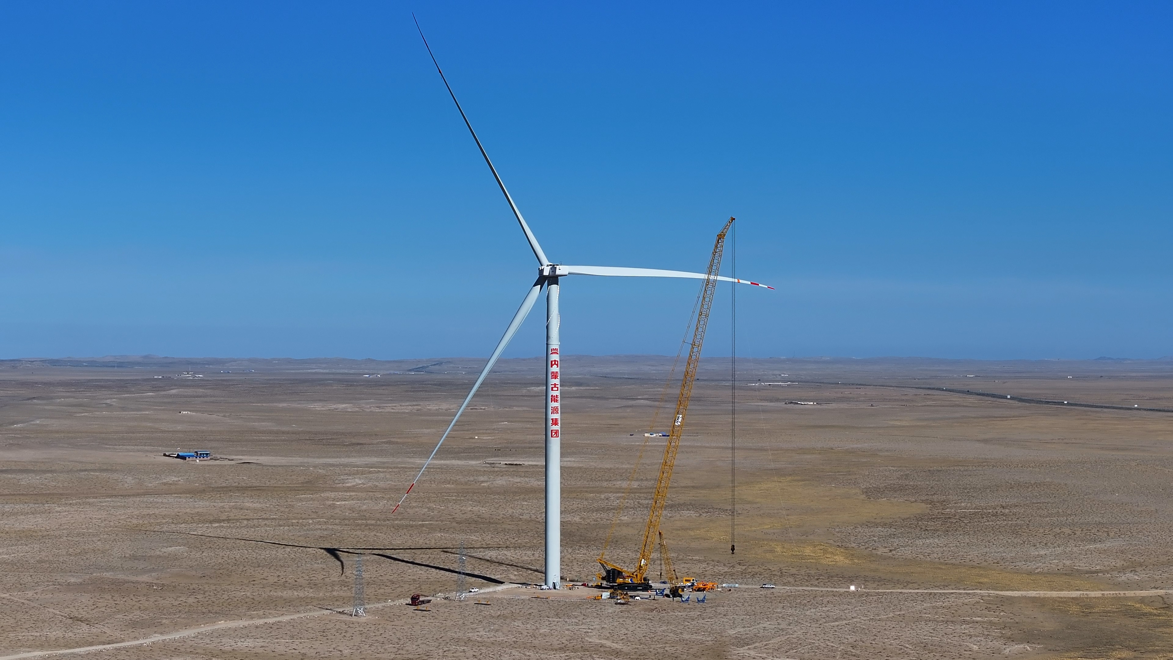 1300噸級(jí)新品風(fēng)電首秀！徐工千噸級(jí)起重機(jī)再添實(shí)力干將