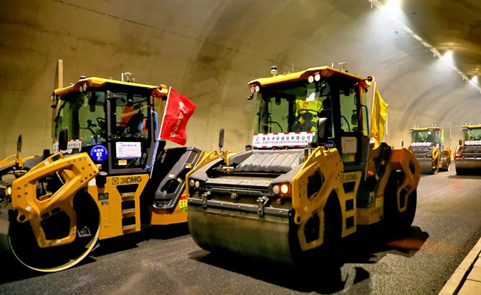 來看徐工智慧→重慶首次山區特長隧道無人攤鋪施工