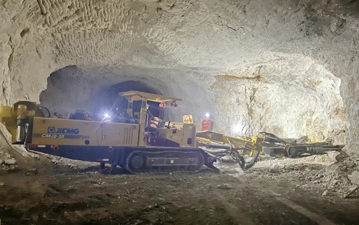 窄小巷道作業！徐工掘進鉆車助力鐵礦開采