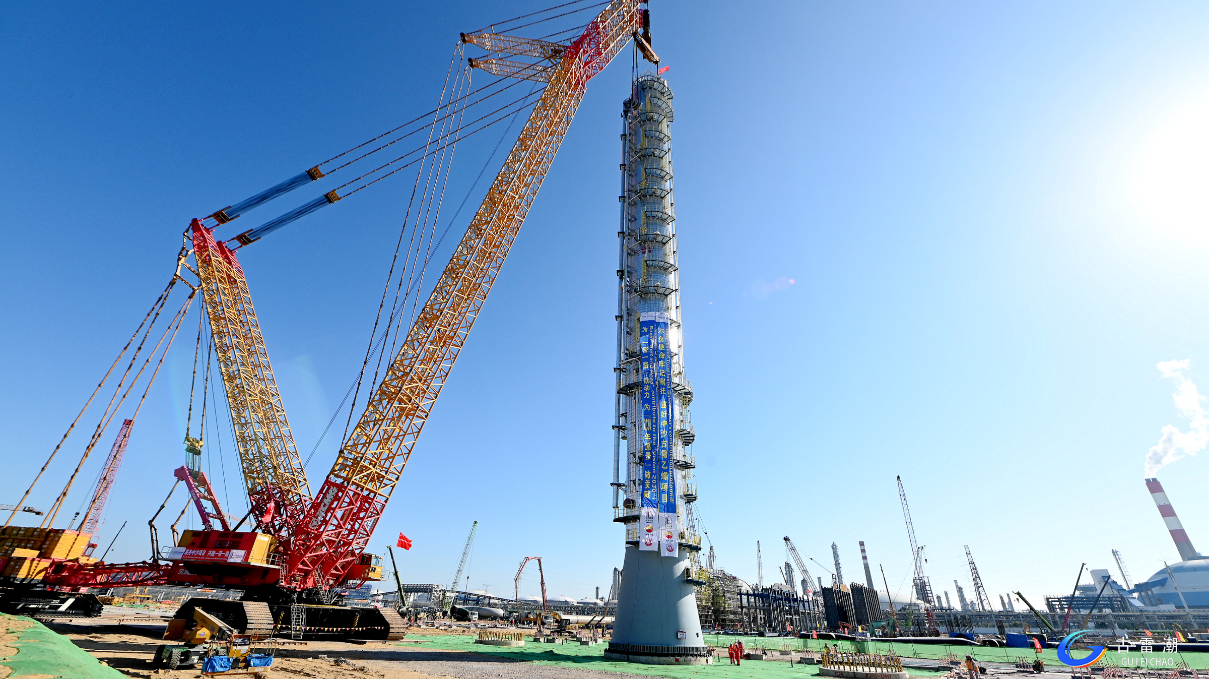 吊重1150噸！XGC88000助力大型石化項(xiàng)目首臺(tái)千噸級(jí)設(shè)備精準(zhǔn)就位