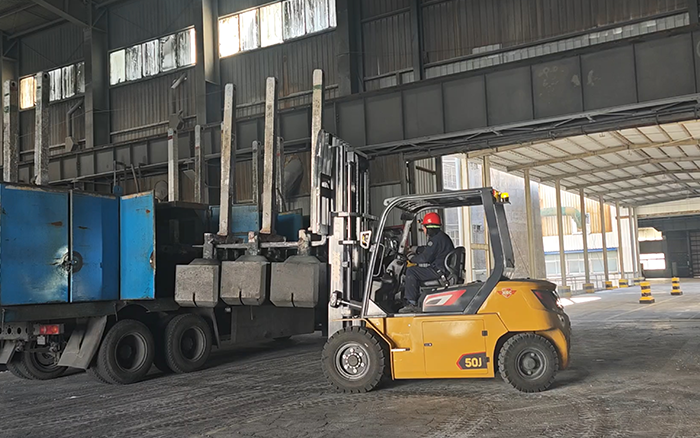 徐工孔雀高性能重載鋰電叉車助力冶金行業加速發展