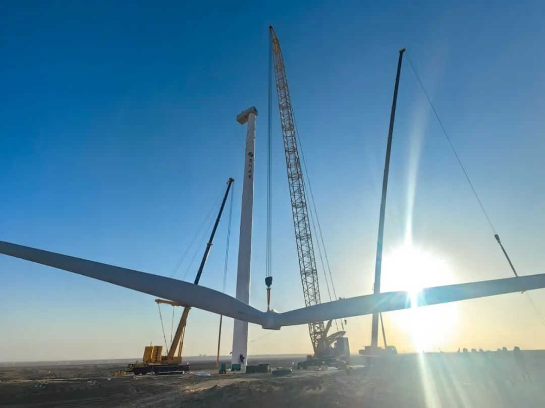 “零偏差”！西北戈壁現(xiàn)風(fēng)電“超級(jí)大片”，徐工XLC18000M領(lǐng)銜多機(jī)協(xié)同吊裝