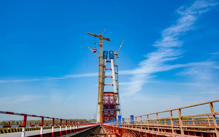 全球最大塔機亮相央視！徐工助力馬鞍山長江大橋主塔吊裝