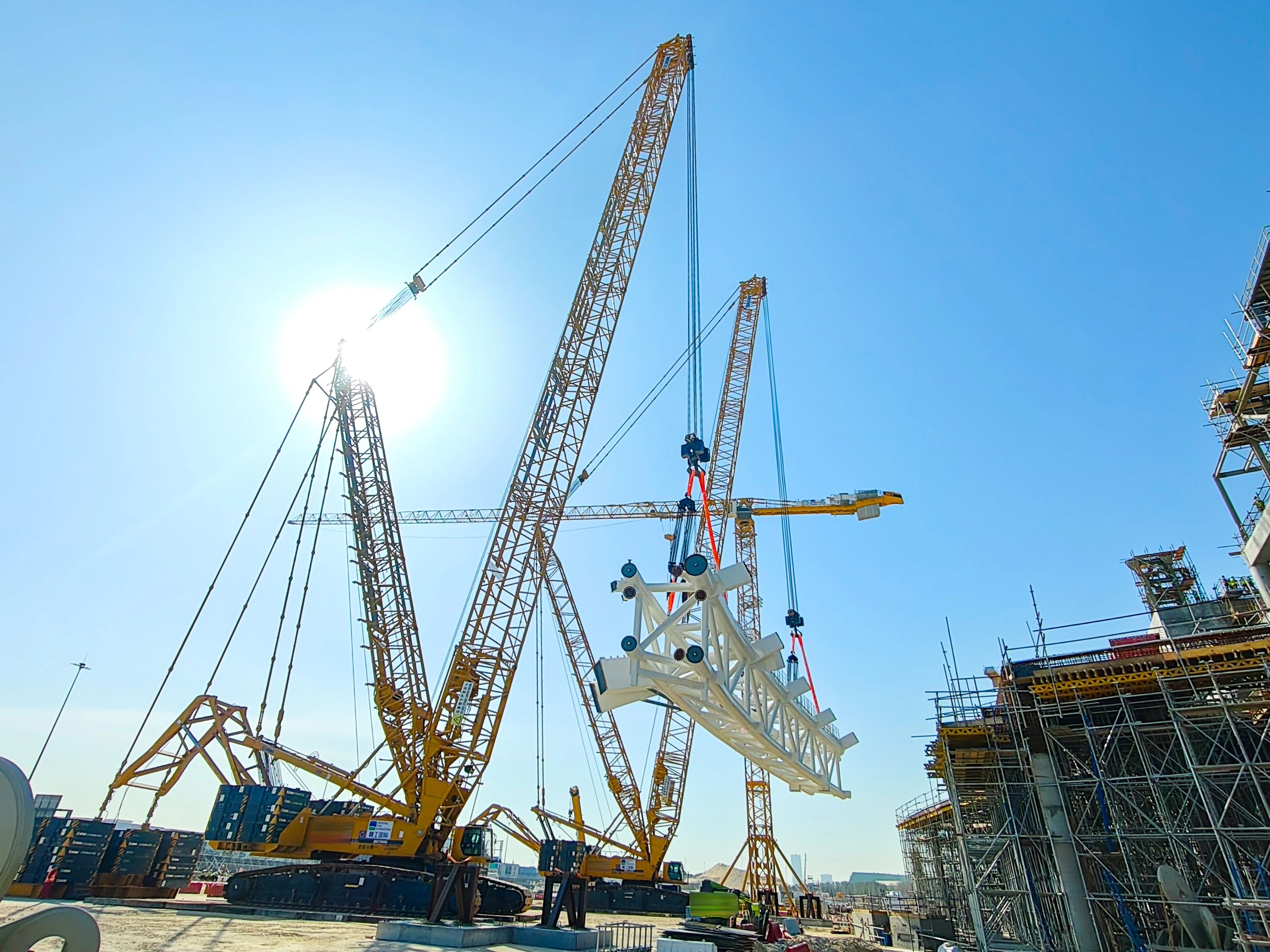 毫米級(jí)精度托舉世界杯夢(mèng)想——徐工履帶起重機(jī)奮戰(zhàn)沙特！