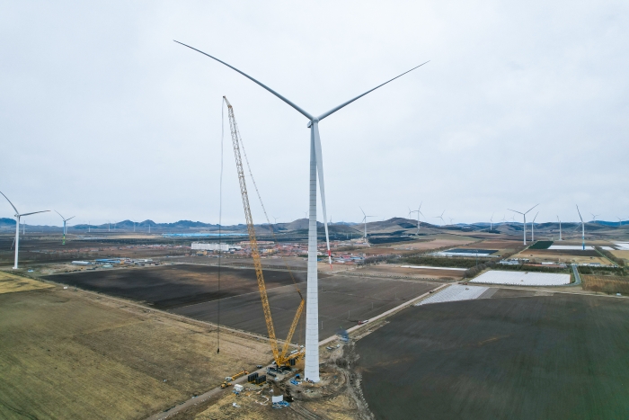 高空之巔，再鑄榮光！XLC18000M助力大型風(fēng)電場(chǎng)首臺(tái)185米風(fēng)機(jī)成功吊裝