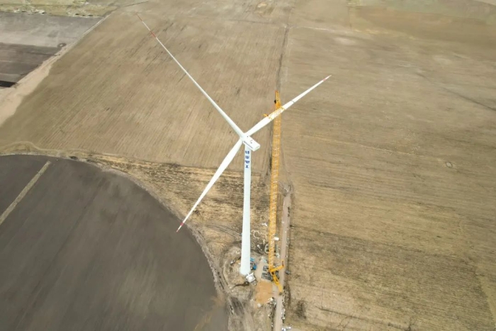 高空之巔，再鑄榮光！XLC18000M助力大型風(fēng)電場(chǎng)首臺(tái)185米風(fēng)機(jī)成功吊裝