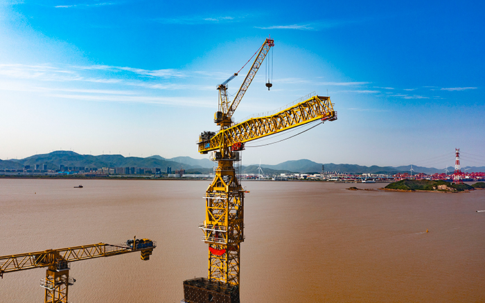 雙塔筑脊梁！徐工超大塔助建世界級大橋