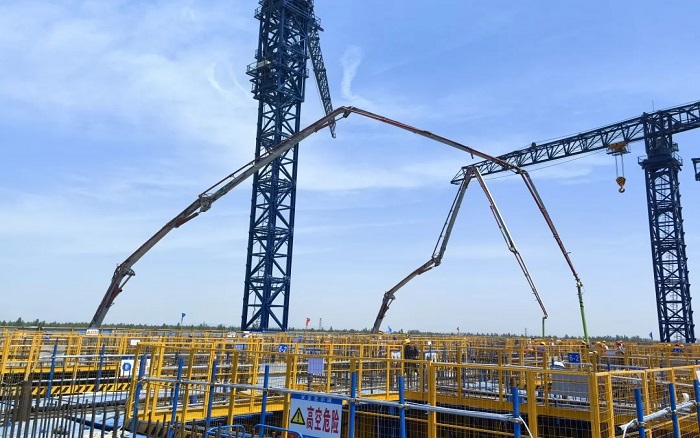 72米巨臂顯神威！徐工“鋼鐵俠”集結漢南長江大橋