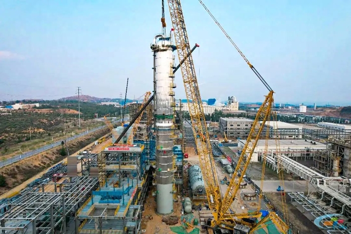 二十載老將再建功！徐工QUY450協(xié)助XGC12000輕松搞定百噸精餾塔