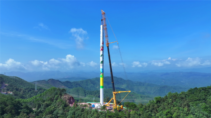 402噸重載轉(zhuǎn)場(chǎng)！全球第一吊“輕松駕馭”崎嶇山路