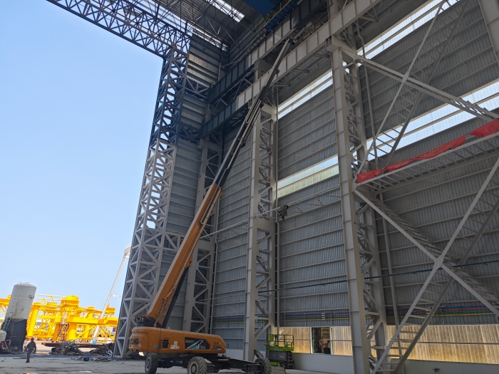 52米“巨臂”顯神通！徐工純電動(dòng)高空作業(yè)平臺高效攻堅(jiān)藍(lán)水海洋車間擴(kuò)建