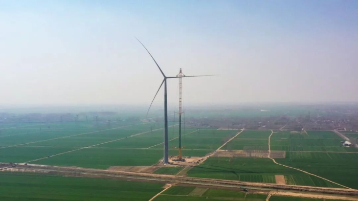 暴雨中橫走的 “鋼鐵巨獸”！徐工 4000 噸起重機撐起 160 米風電，這細節(jié)太硬核！