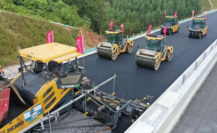 廣西首現無人化攤鋪！蒼容高速智慧施工引關注