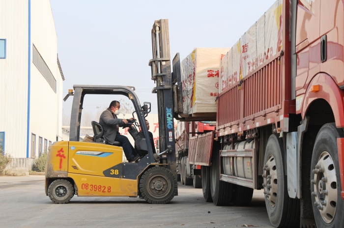 硬核實(shí)力賦能生產(chǎn)！徐工叉車(chē)批量進(jìn)駐菏澤板材廠顯身手