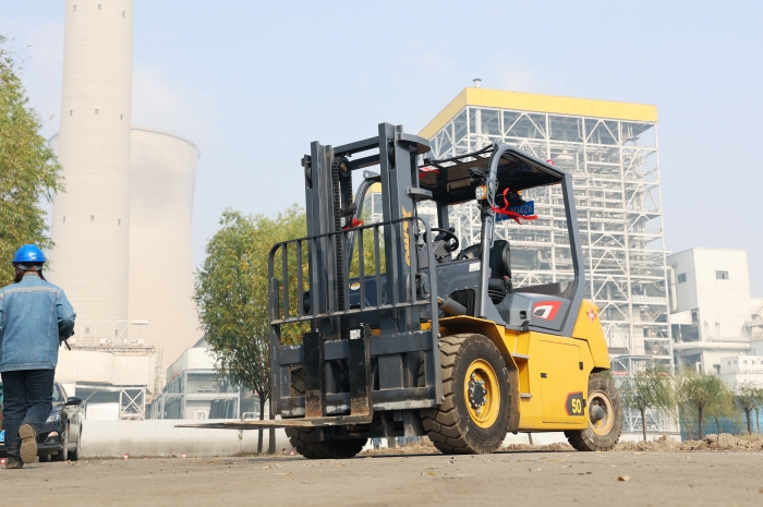 徐工叉車(chē)助力菏澤某電廠 高效搬運(yùn)保障能源供應(yīng)
