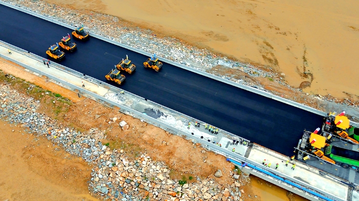 徐工智慧施工助力連云港贛榆疏港道路建設提質增效
