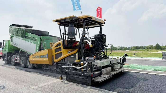 瀝青智造再升級！無人攤鋪技術助力常熟昆承路瀝青路面智能建造