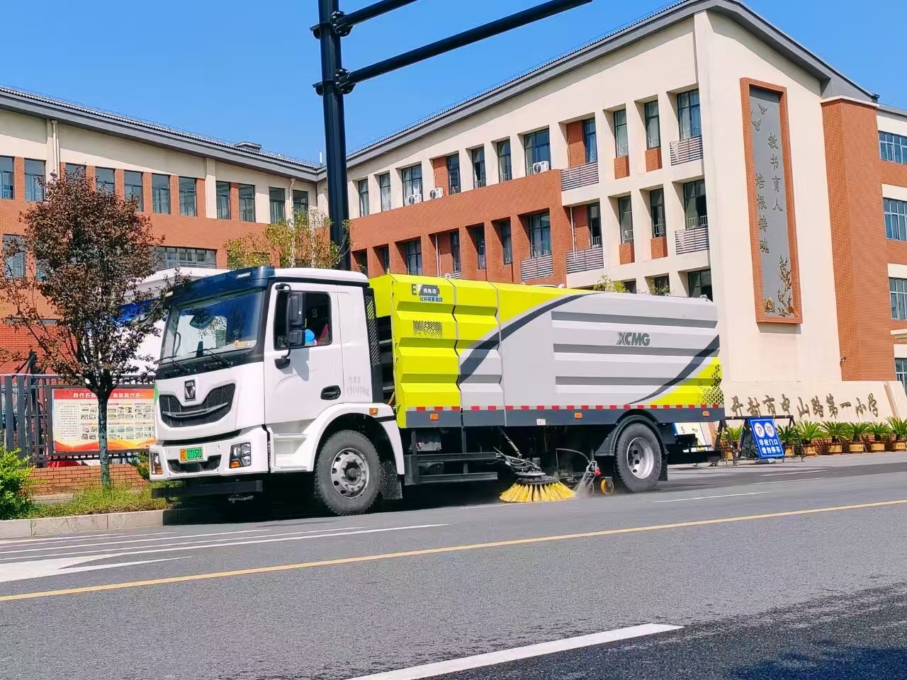 徐工洗掃車“硬核出擊”，開封中山路煥新升級