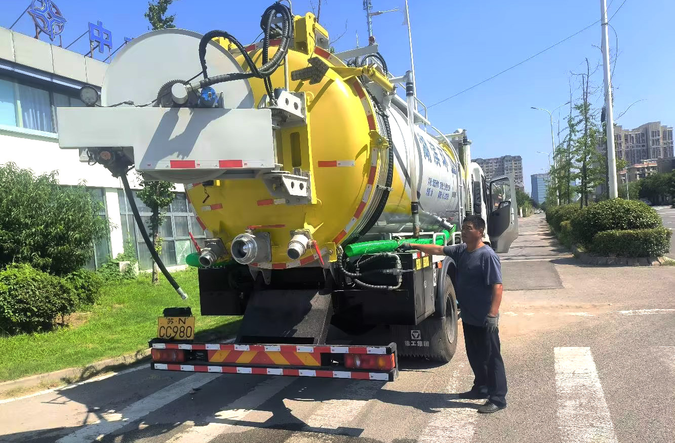 徐工吸污車保障江蘇宿遷城市管網安全高效運行