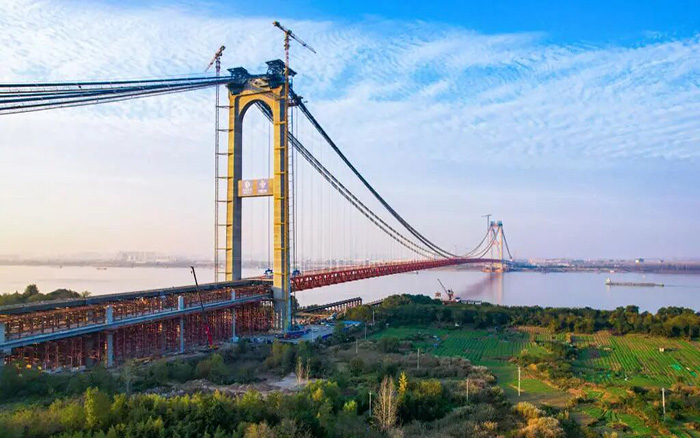 一橋飛架南北！徐工塔機(jī)助力世界級(jí)工程燕磯長(zhǎng)江大橋順利合龍