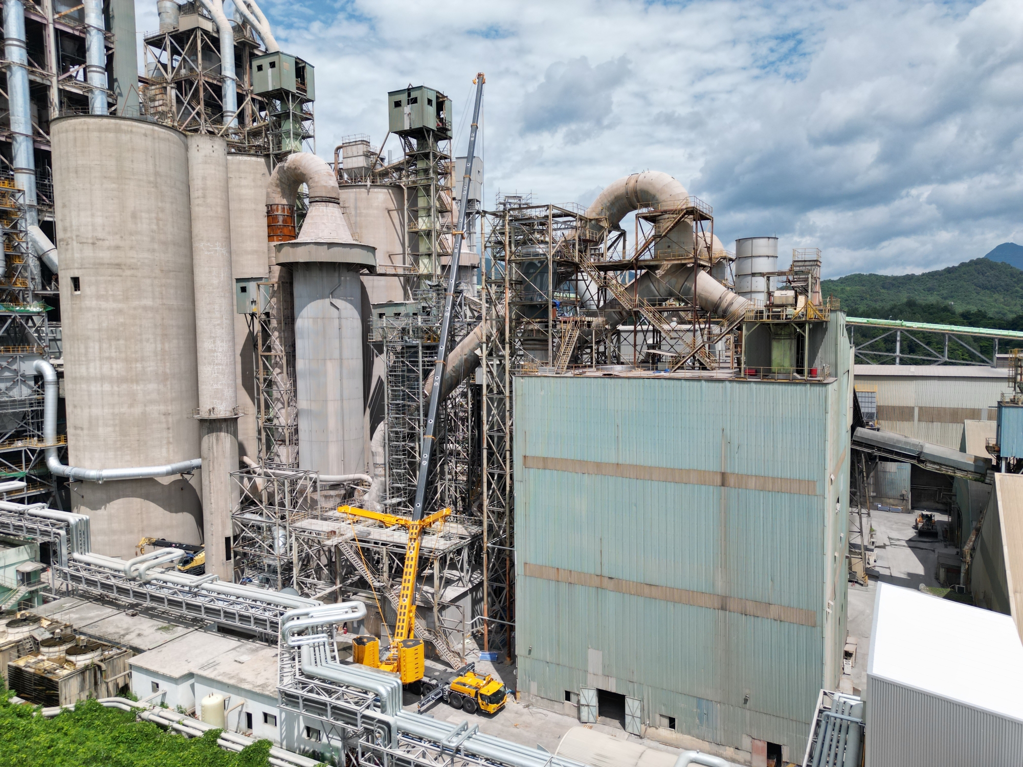 高效精準，穩(wěn)如磐石——徐工XCA450_K全地面起重機助力現(xiàn)代水泥廠核心設(shè)備吊裝