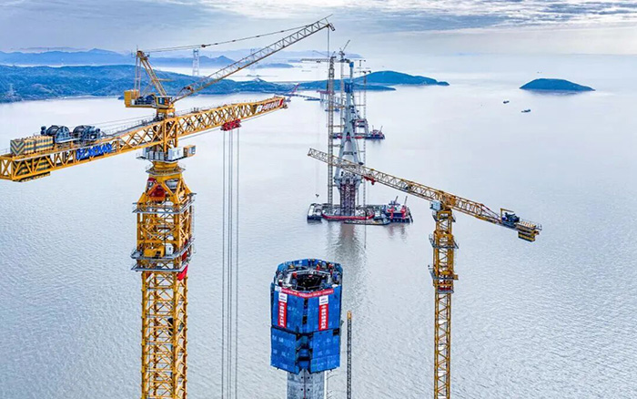 世界級(jí)跨海工程，雙主塔封頂