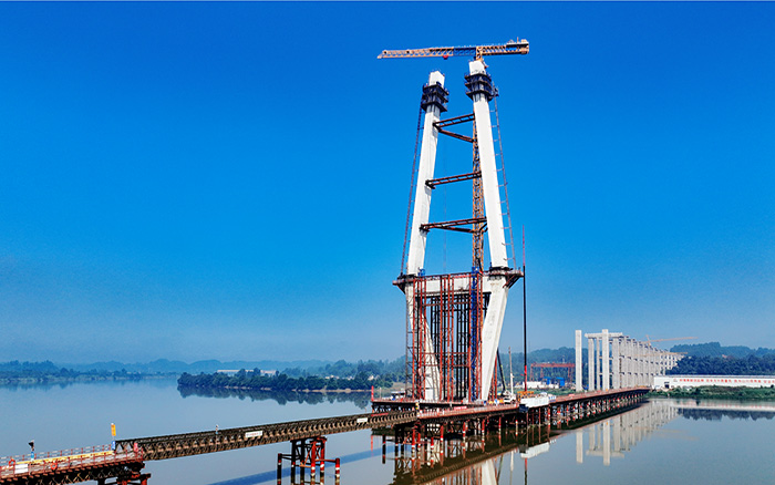 216.6米！徐工塔機(jī)助建漢陽(yáng)湖岷江特大橋主塔封頂