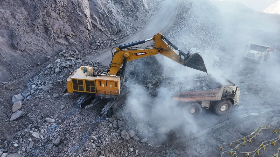 行業首例！徐工XE1350E拖電遠程智能電挖在鏡鐵山礦高效運營