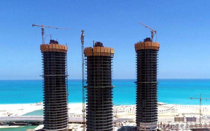 地中海岸，徐工塔機成群矗立！這畫面絕美～