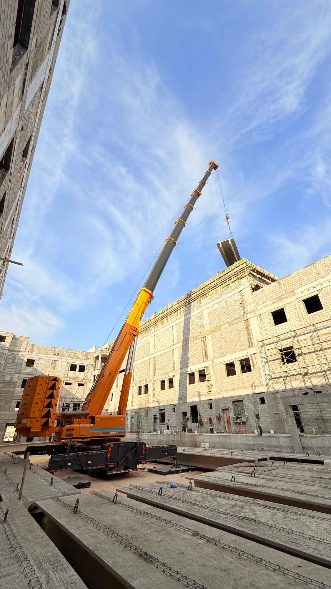 力擎千鈞，精準(zhǔn)入微：徐工XCA600L8_1起重機決勝沙特超高層吊裝