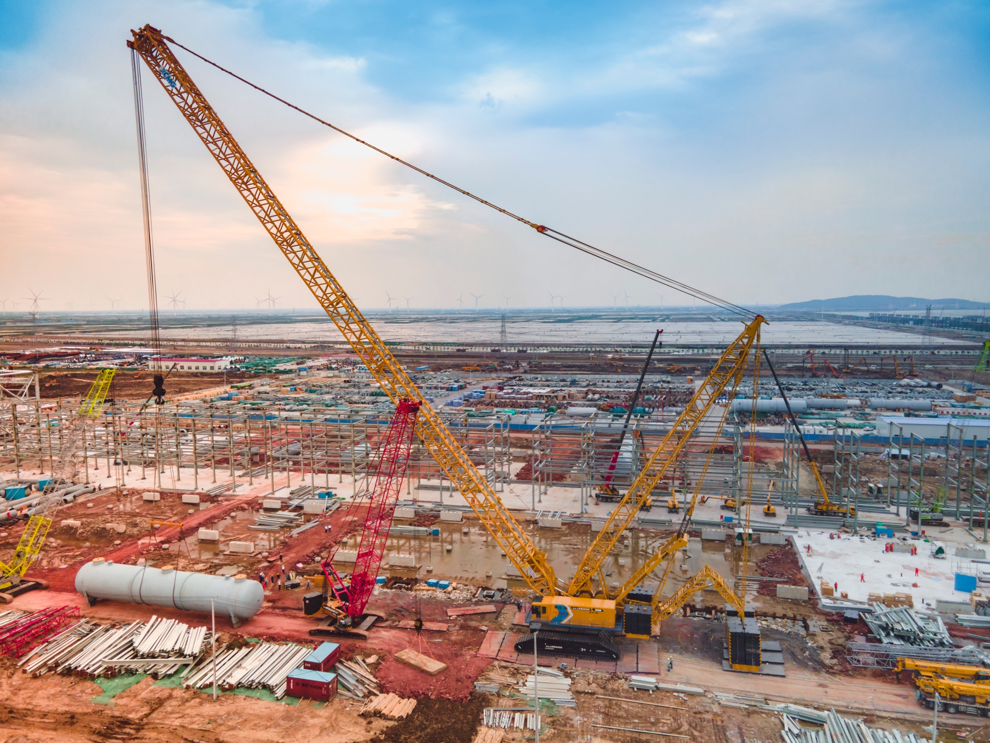 “巨艦”超新星！全球首臺徐工XLC26000閃耀海濱！