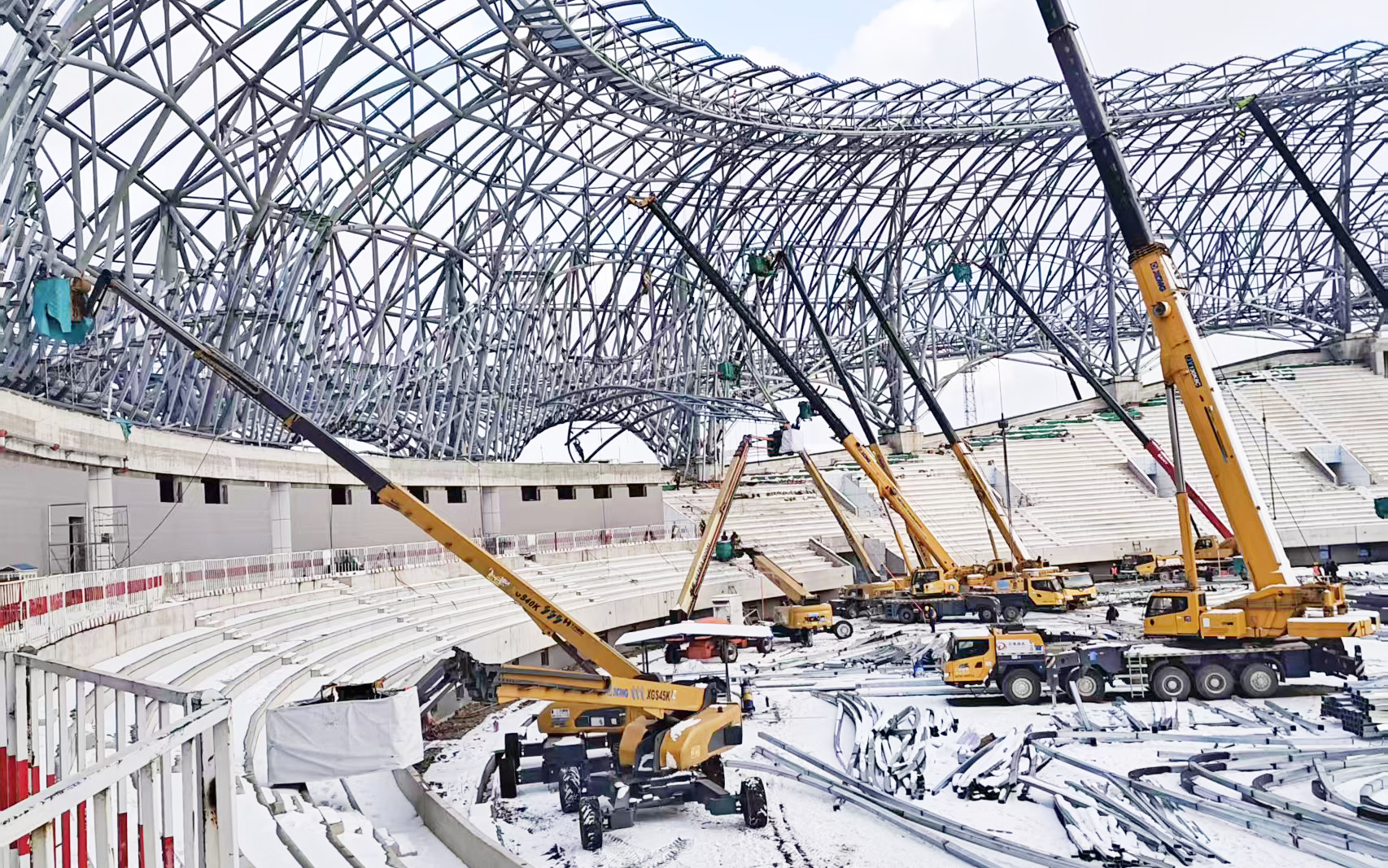 雪天不停工！16臺高米數(shù)直臂高空作業(yè)平臺硬核攻堅蓬萊體育館項目