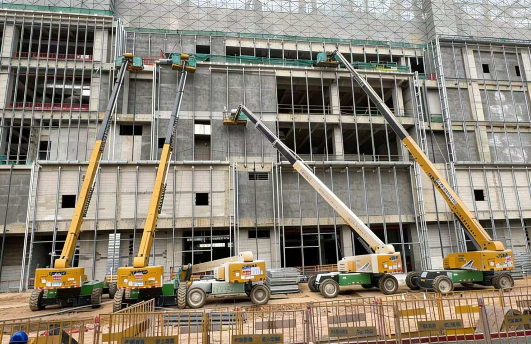 群臂擎地標！徐工40米級高空作業平臺賦能東莞華潤置地中心萬象城外立面建設
