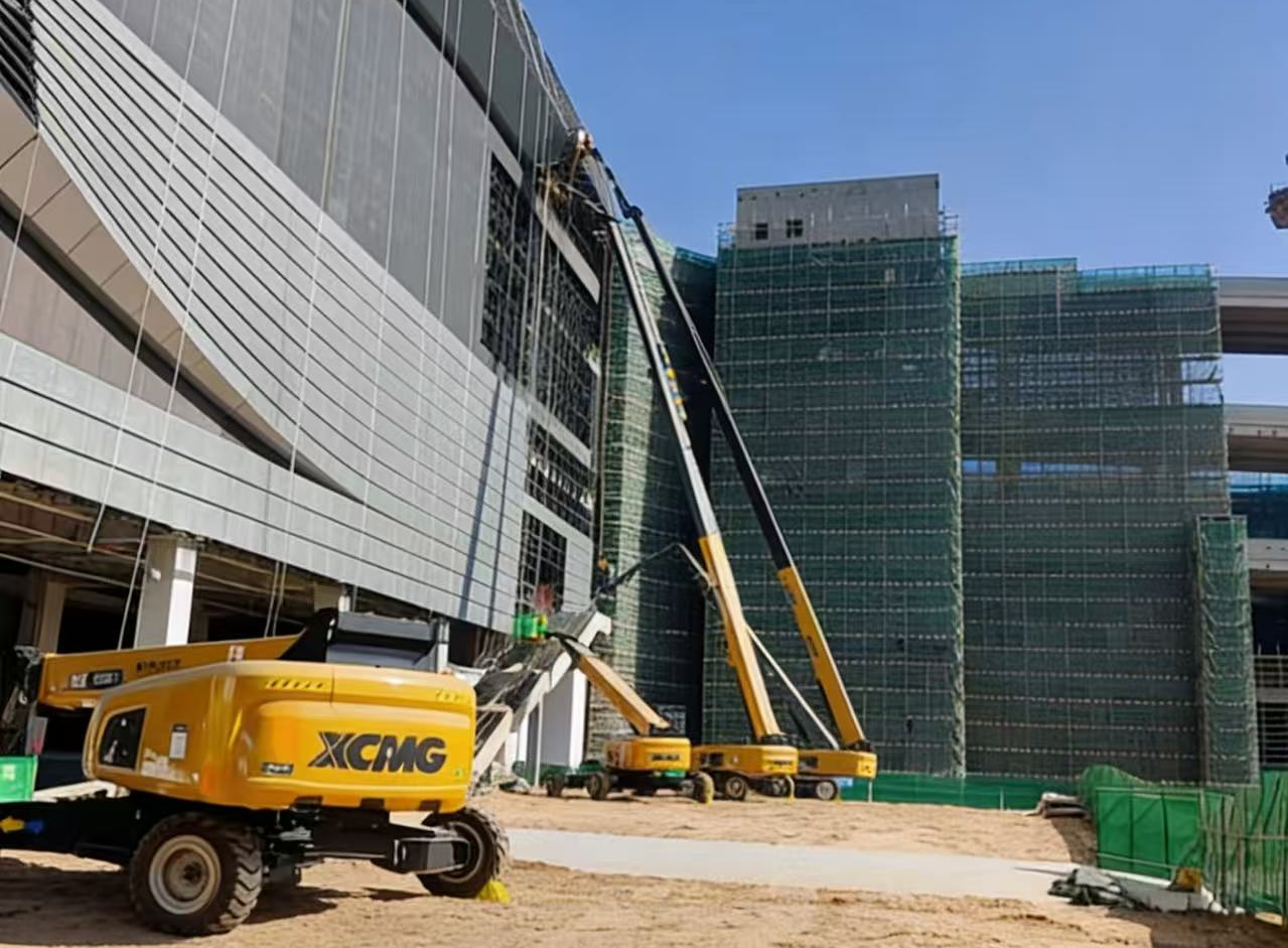 擎天巨臂筑“天空之城”！徐工高米數車隊助建亞洲最大“公鐵海”智慧樞紐