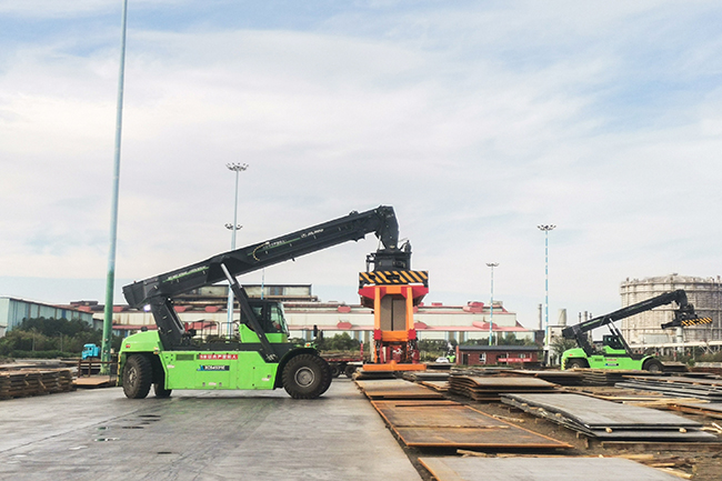 縱橫西北，馭“電”前行！徐工正面吊的綠色征途