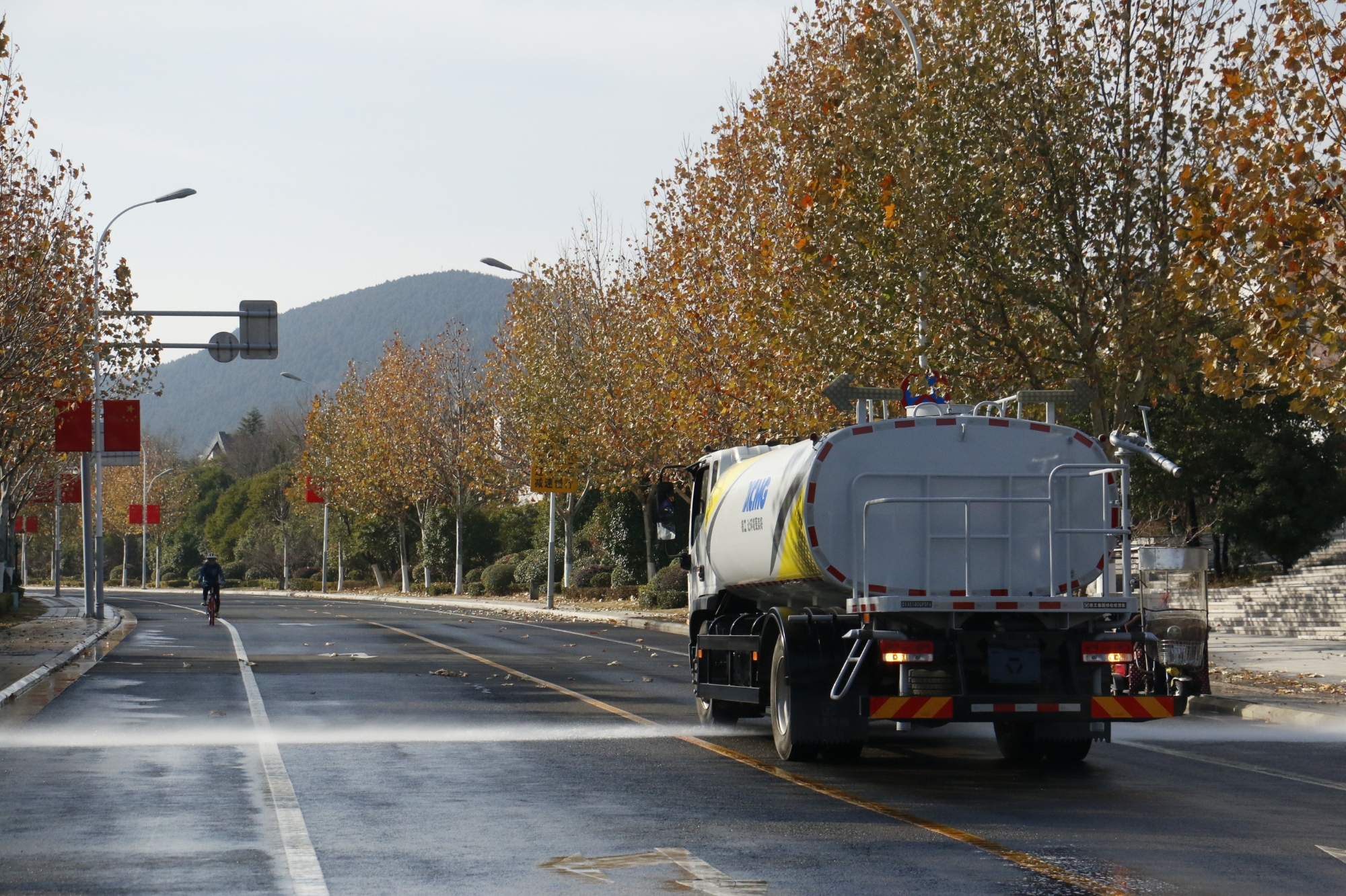 徐工灑水車在珠山路工作