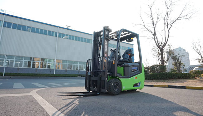 冷鏈 + 倉儲雙場景！鯤鵬三支點叉車實現高效轉運升級