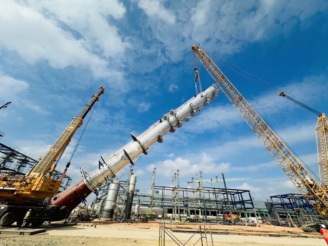力擎蒼穹！徐工XGC400助建石化重器，核心高塔精準就位！