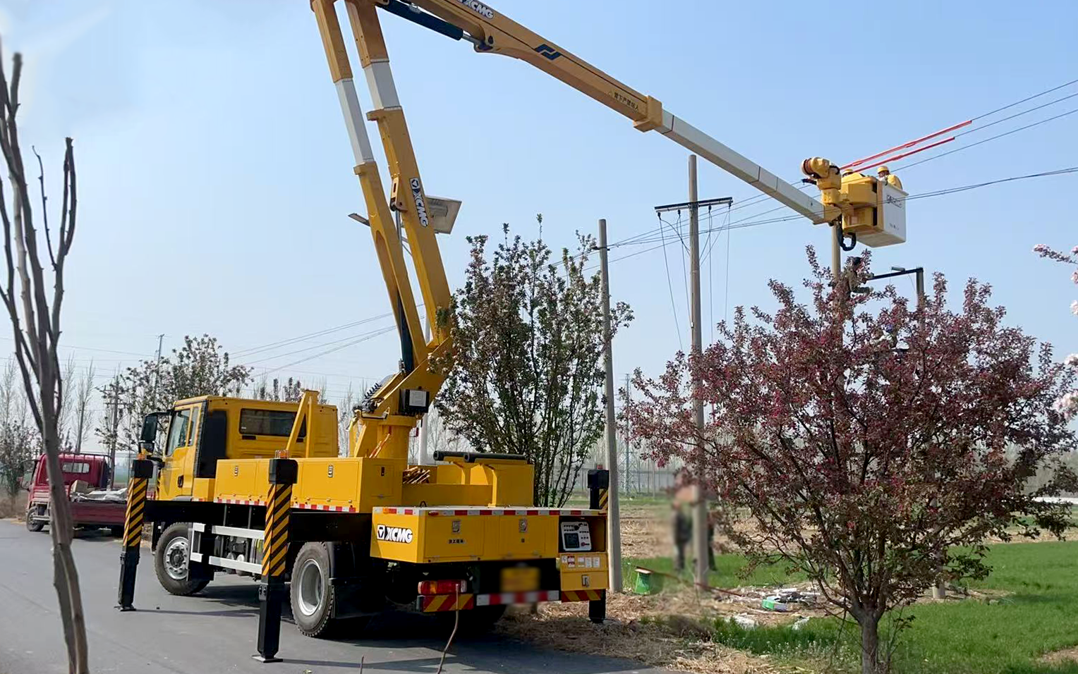 春啟新程保供電 徐工絕緣斗臂車賦能河北鄉鎮電網升級